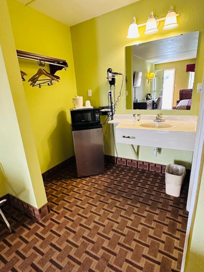 American Inn Princeton Экстерьер фото